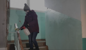 Уборщицы борются с угрозой коронавируса в многоквартирных домах