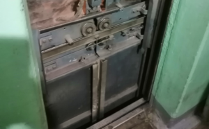 «Лифты старые, но пользоваться ими пока можно» – на Ивана Сусанина, 54 проведено техническое освидетельствование и обследование лифтового оборудования