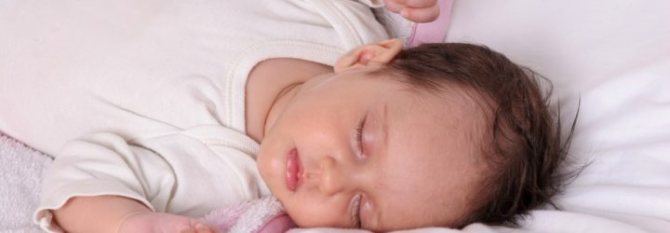 младенец на подушке