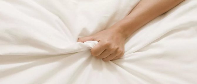 Рука на ткани