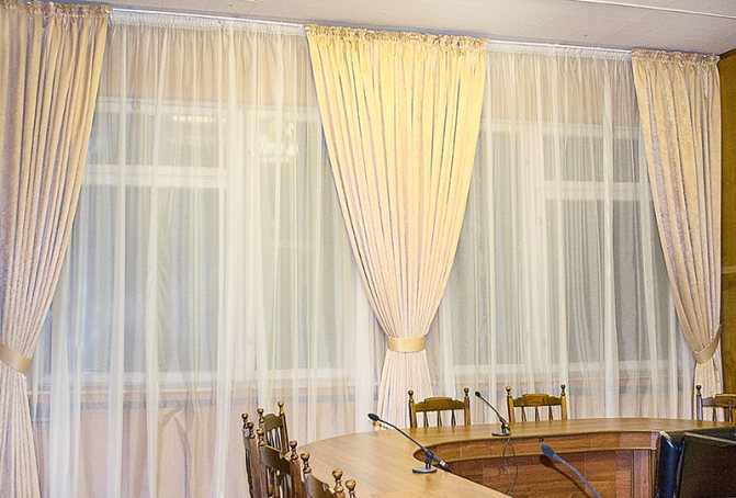 Светлые шторы для офиса